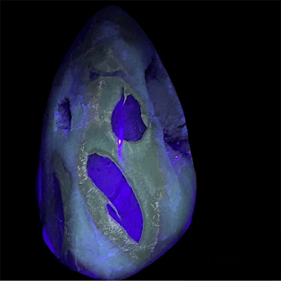 SOLD 🐉 Septarian Egg Nodule // Madagascar 🐉//UV reactive! - Picture 13 of 16